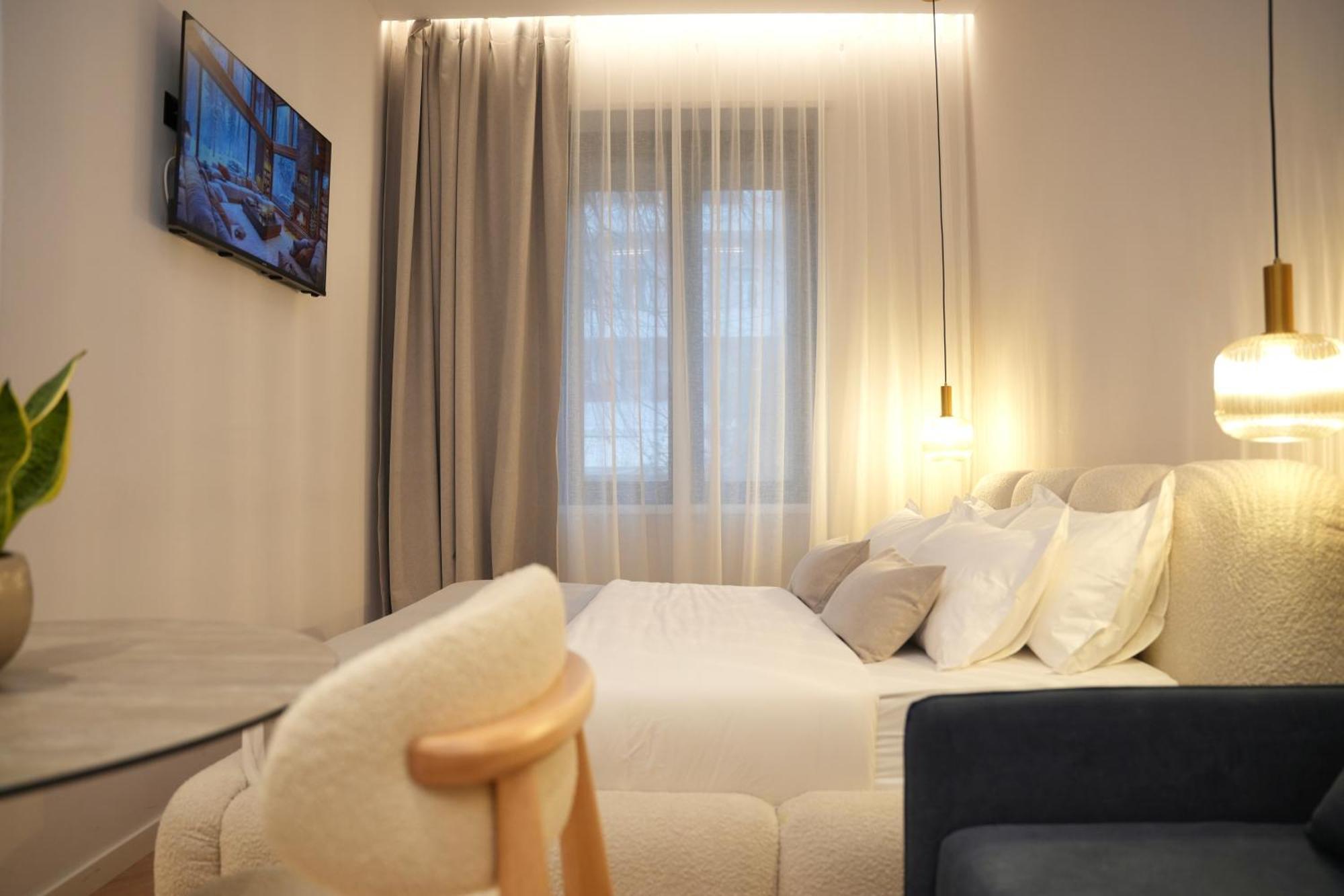 Nea Deluxe Тирана